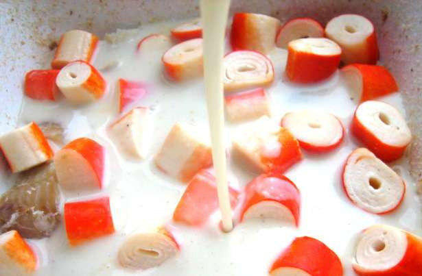 1. Этап. Рыба под соусом бешамель: 6. Нарезаем крабовые палочки и выкладываем сверху. Теперь заливаем немного соусом (равномерно распределяя его).