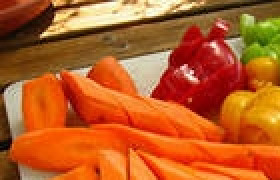 1. Этап. Шурпа из оленины: Крупно порезать овощи.