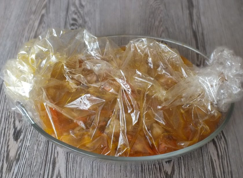 1. Этап. Плов в рукаве: Переложите подготовленный плов в форму, налете воду, завяжите другой конец рукава. Поставьте в разогретую духовку до 180 градусов на 40 минут.