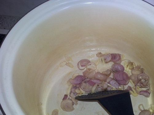 1. Этап. Постный бульон: Возьмите кастрюлю, в которую помещается пять литров жидкости. Поставьте ее на плиту на огонь, влейте растительное масло. Когда оно нагреется, бросьте в кастрюлю обжариваться лучок и чеснок. Томите их до золотистого цвета.