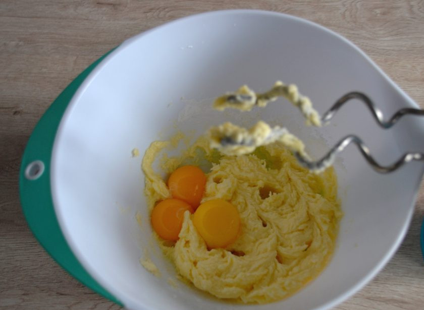 1. Этап. Корзиночки с белковым кремом по ГОСТу: Добавьте желтки и взбивайте еще около 5 минут.