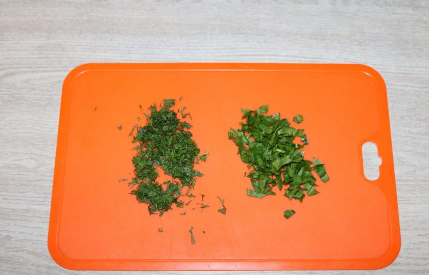 1. Этап. Диетический зелёный салат: Укроп и петрушку мелко нарежьте.