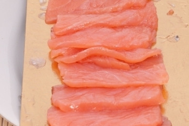 1. Этап. Рулетики из блинов с семгой: Семгу нарезаем длинными полосками.