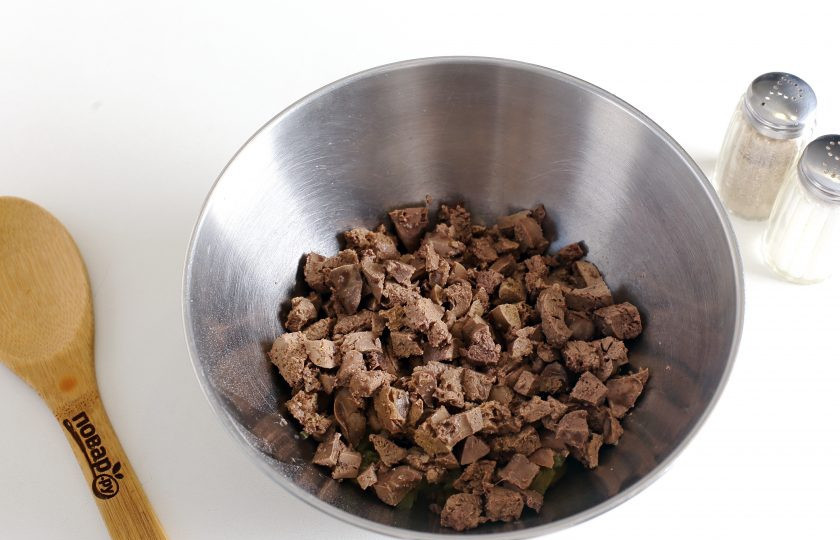 1. Этап. Салат с куриной печенью: Добавьте готовую куриную печень, нарезанную примерно такими же кубиками.