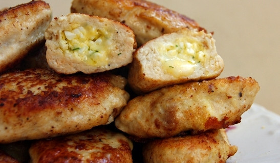 1. Этап. Котлеты с начинкой: Вот такая вкуснота у нас получается. Поэтому достаем тарелки и быстро, пока котлеты не остыли, разбираем их. Приятного аппетита!