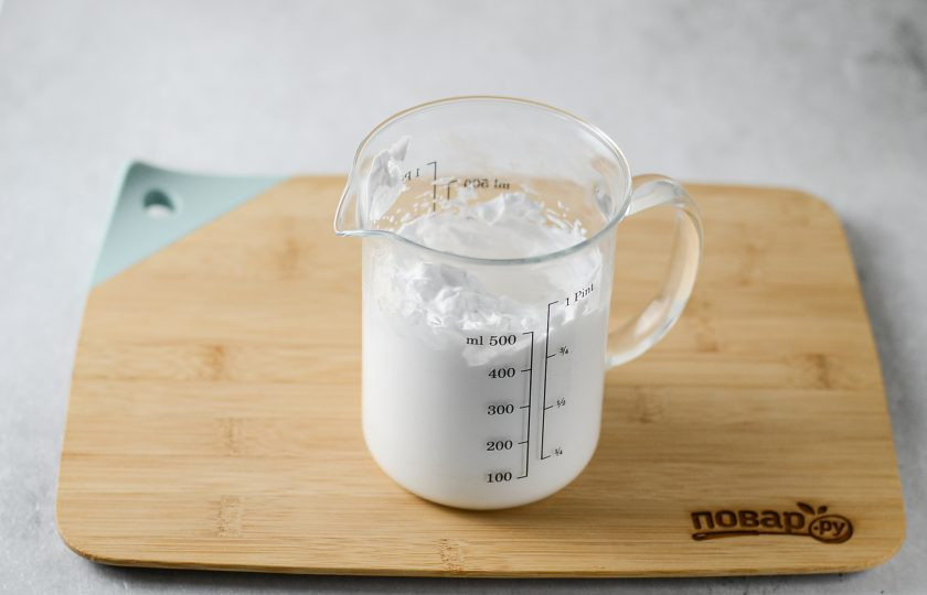 1. Этап. Кофе по-ирландски: Сливки взбейте до мягких пиков.