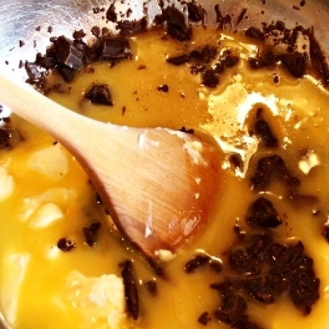 1. Этап. Торт Брауни: В растопленное сливочное масло, не снимая его с водяной бани, добавляем мелко покрошенный шоколад (90 граммов). Растапливаем шоколад в сливочном масле, снимаем с огня.