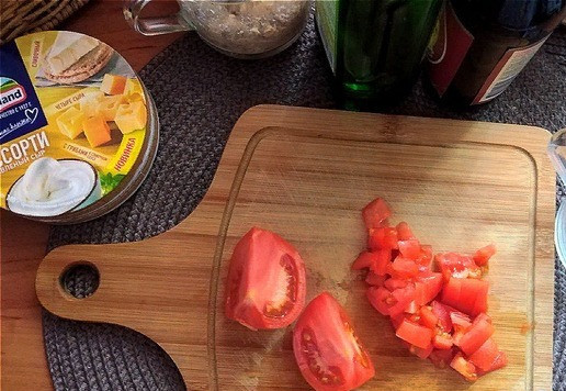 1. Этап. Рийет из тунца с помидорной сальсой: Помидор нужно порезать очень мелким кубиком.