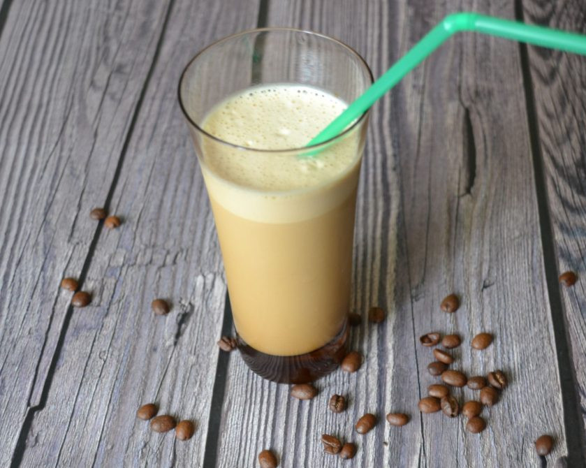 1. Этап. Айс латте: Для подачи положите три кубика льда в высокий стакан и влейте 