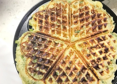 1. Этап. Постные картофельные вафли: 7. Выпекаем 7-10 минут (в зависимости от мощности вашей вафельницы). Вафли готовы, когда они больше не прилипают к верхней крышке.