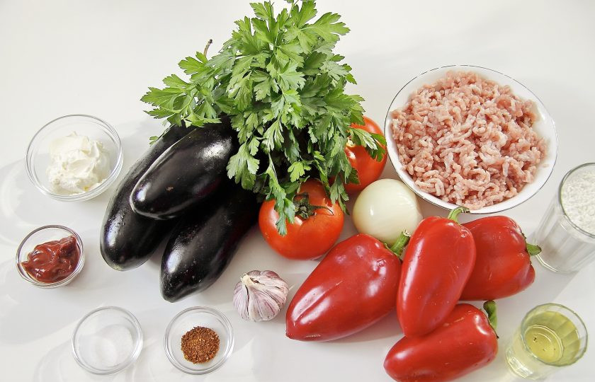 1. Этап. Баклажаны с мясом и овощами: Подготовьте все ингредиенты.