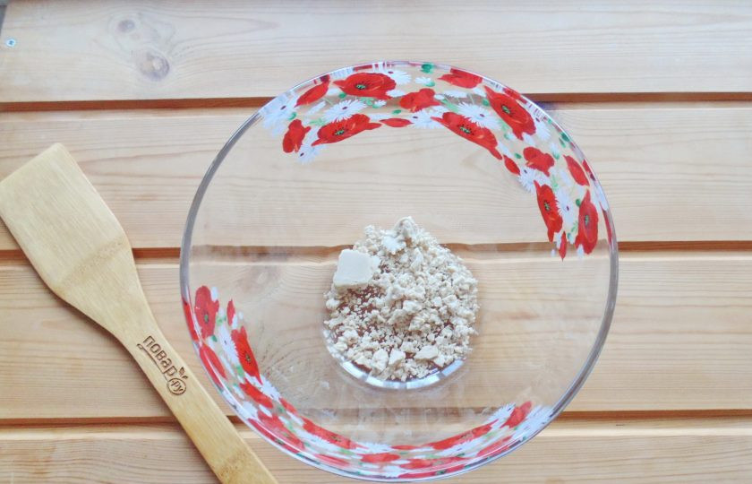 1. Этап. Пирог с капустой и грибами: В миску выложите дрожжи.