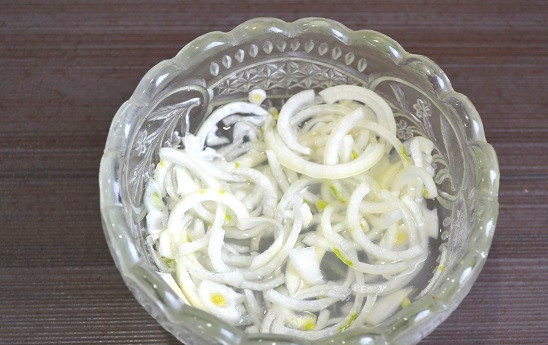 1. Этап. Салат Ревнивец: 5. Очистите и нарежьте полукольцами лук. Добавьте уксус, сахар, воду и немного соли. Оставьте на 7-10 минут.