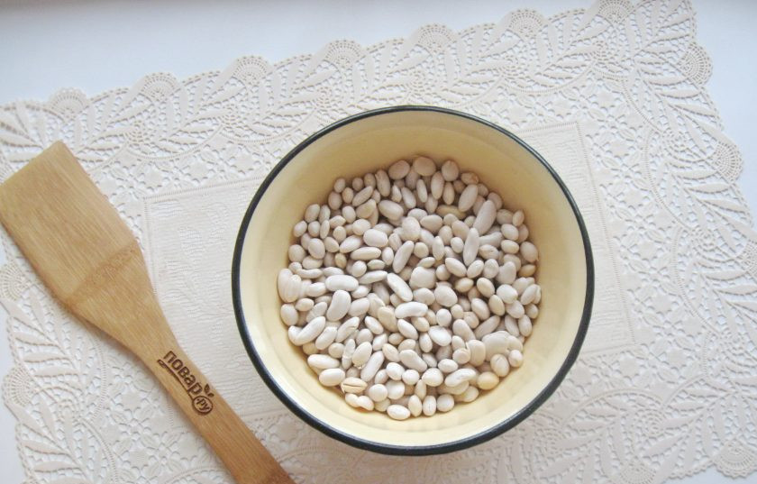 1. Этап. Фасоль в томате в мультиварке: Фасоль хорошо помойте и залейте холодной водой на ночь.