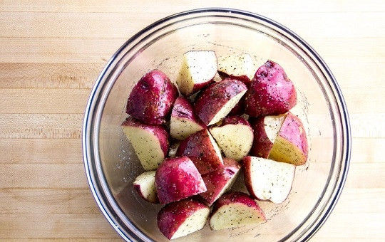 1. Этап. Красная рыба с картошкой в духовке: 1. Картофель вымойте, при желании очистите (молодой и некрупный можно не чистить), нарежьте. Выложите в глубокую мисочку, посолите и поперчите по вкусу, можете добавить ароматные травы или любимые специи. Влейте пару ложек оливкового масла и перемешайте.