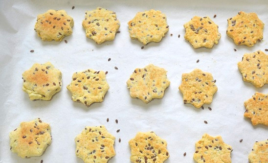 1. Этап. Крекеры с семенами льна: 8. Запекайте минут 15 до румяности.