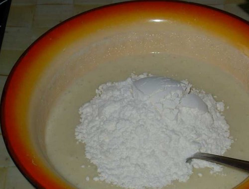 1. Этап. Торт на 30 лет: Всыпаем половину муки и замешиваем тесто.