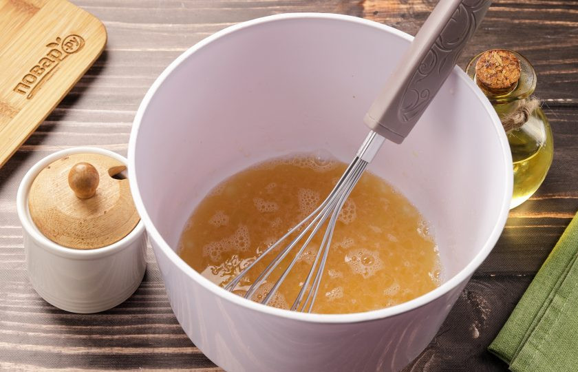 1. Этап. Блины на кефире с сыром: В глубокой миске взбейте яйца с сахаром и солью.