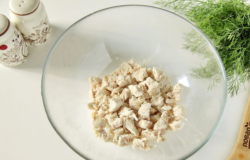 1. Этап. Салат с куриной грудкой и маринованным луком: Все оставшиеся ингредиенты для салата нарежьте кубиками примерно одного размера. Сначала нарежьте куриное филе.