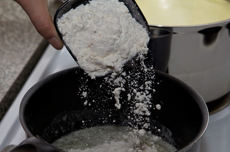 1. Этап. Лазанья с фаршем и овощами: 7. Теперь можно заняться соусом Бешамель. В сотейник отправьте сливочное масло. Растопите его и всыпьте муку. Обжарьте немного и влейте тонкой струйкой молоко. Добавьте щепотку соли.