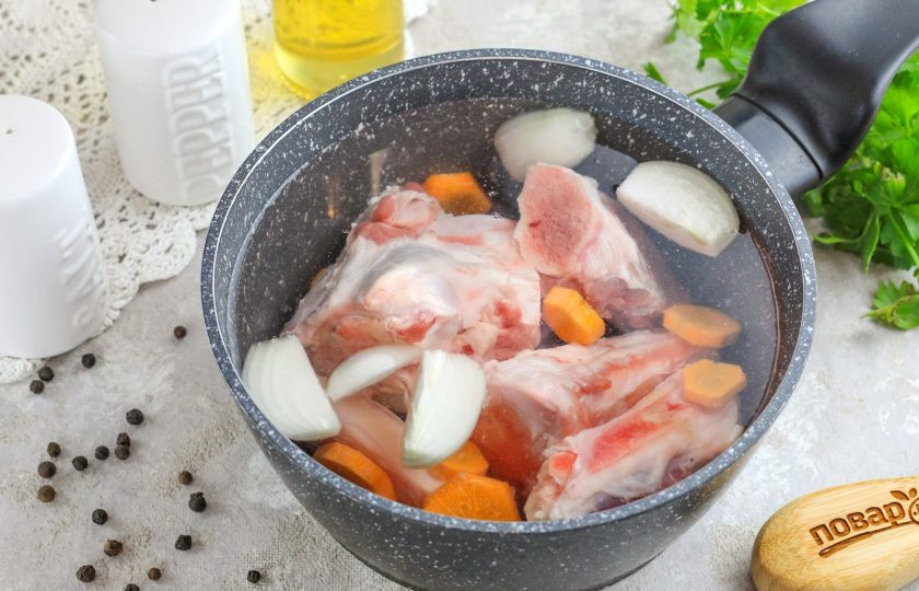 1. Этап. Бульон на сахарной кости: Влейте воду и поместите емкость на плиту. Важно, чтобы жидкость покрыла кости полностью, но не доходила до краев емкости на 1-2 см., так как будет кипеть и бурлить.