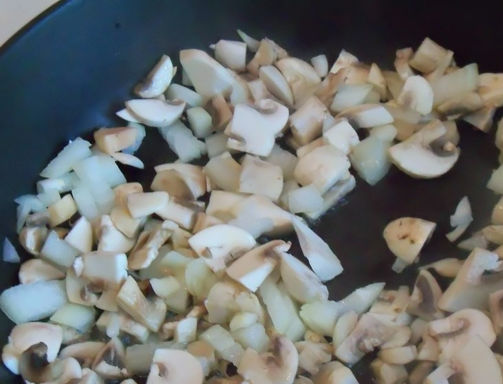 1. Этап. Вкусные бутерброды: Грибы и лук порежьте маленькими кубиками, посолите. Поперчите и обжарьте на сливочном масле на среднем огне в течение 20 минут. Куриное сердце отварите в подсоленной воде, варите 25 минут.
