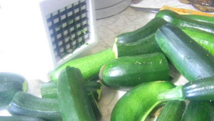 1. Этап. Кабачки по-татарски: Кабачки или цуккини измельчаем в произвольном порядке.