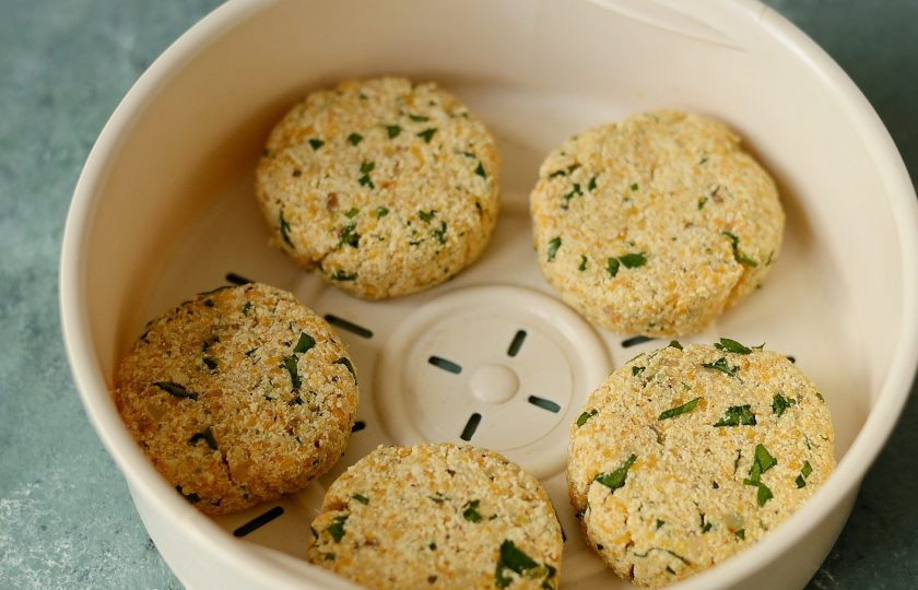 1. Этап. Котлеты из тыквы на пару: Слепите из получившегося фарша котлетки. Готовьте их на пару 30 минут.