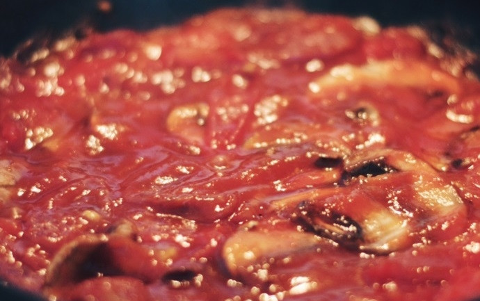 1. Этап. Спагетти с томатным соусом и овощами: 3. Добавьте к томатам томатный соус, а также пластинки грибов, колбаски, соль по вкусу и сахар, тушите все несколько минут, затем добавьте брокколи.