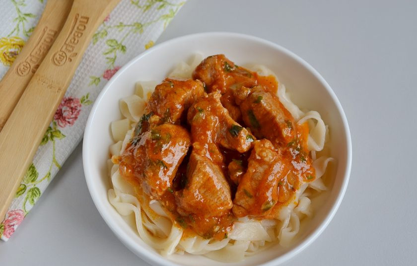 1. Этап. Шима блюдо: Залейте лапшу кайлой (мясо с подливой).