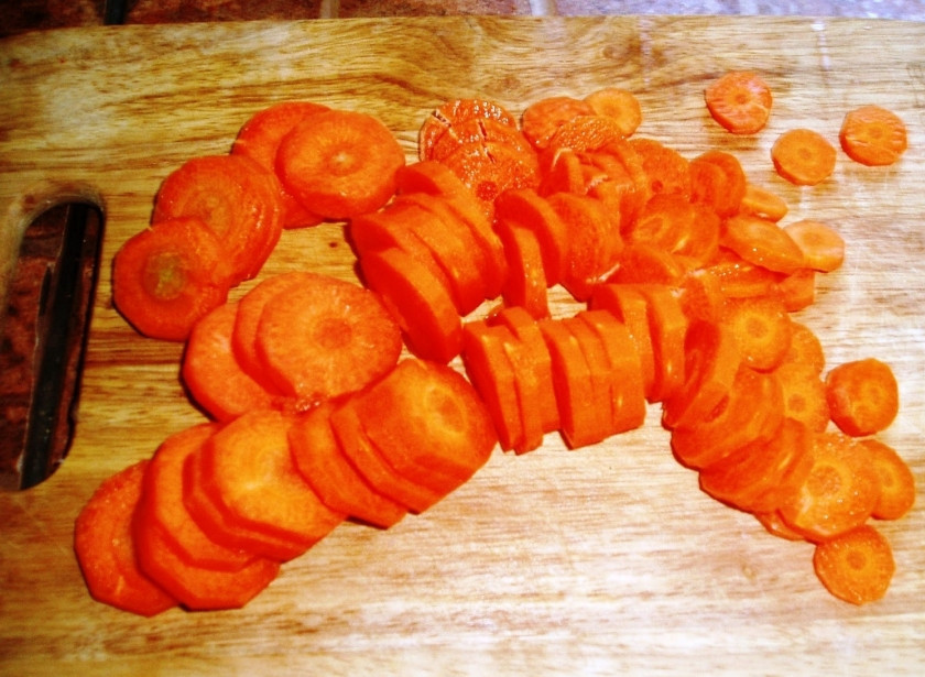 1. Этап. Тушеная свиная корейка: Морковку порежьте тем временем кольцами.