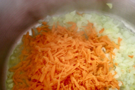 1. Этап. Солянка. Курица. Бульон. Капуста: И вот, как только бульон «созрел», буквально три поварёшки, ну граммов около семидесяти, наверно, перелил я в толстодонную кастрюлю. И лука туда головку отправил. Средне так нарубил. Минут десять томил-тушил, постоянно помешивая. Основное, чего добивался, чтобы ушел резкий луковый дух, ну и сам лук слегка смягчился. А потом морковку добавил. На крупной тёрке натер и в кастрюлю её. И еще минут пятнадцать, не забывая ворошить - перемешивать, томил овощи на несильном, повторюсь, нагреве.