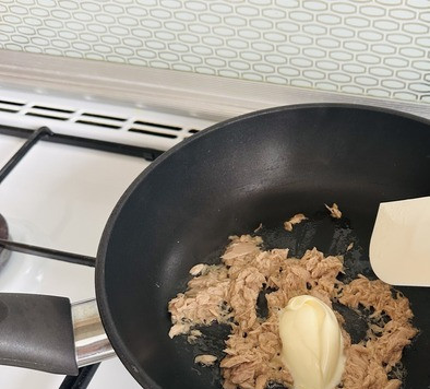 1. Этап. Птитим с FORTUNой: К тунцу добавить сливочный сыр 1 ст. ложку, всё перемешать