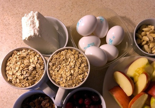 1. Этап. Овсяные маффины с яблоком и клюквой: 1. Моем изюм. 2. Моем миндаль и очищаем его от шкурок (если это легко получается). 3. Моем яблоки и очищаем их от семян. 4. Моем клюкву. У меня - замороженная.