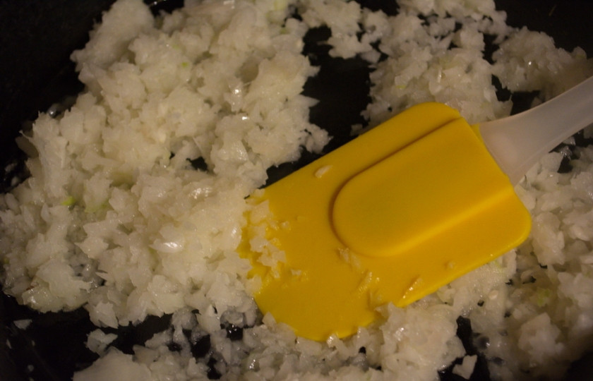 1. Этап. Пирог блинный с курицей: На растительном масле обжарьте нарезанный репчатый лук.