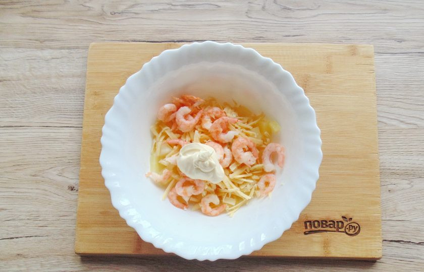 1. Этап. Салат из ананасов с чесноком и сыром: Добавьте в салатник майонез и пропущенный через пресс чеснок.