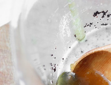 1. Этап. Кутья с изюмом: Перемешайте мёд с маковым молочком.