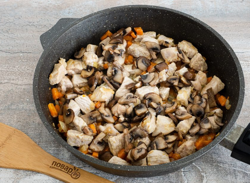 1. Этап. Плов из булгура с грибами: Когда морковь немного зажарится, добавьте нарезанное кусочками мясо. Жарьте всё вместе 15-20 минут помешивая, посолите по вкусу. Затем накройте крышкой и пожарьте под крышкой ещё 5-7 минут. Когда мясо будет готово выложите сверху жареные грибы.
