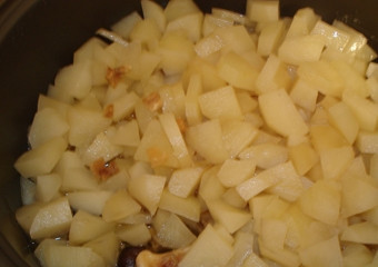 1. Этап. Индейка с яблоками в мультиварке: 3. И теперь добавим картофель и яблоки без шкурки. Специи - по вкусу. Заливаем кипятком так, чтобы он примерно на половину прикрывал содержимое. Перемешаем. Выставим режим 