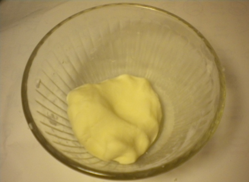 1. Этап. Каша из тыквы на воде: Теперь сделаем клецки: смешайте рисовую муку (полстакана) со щепоткой соли, сахара, добавьте 4 ст.л. горячей воды. Получается тугое тесто.