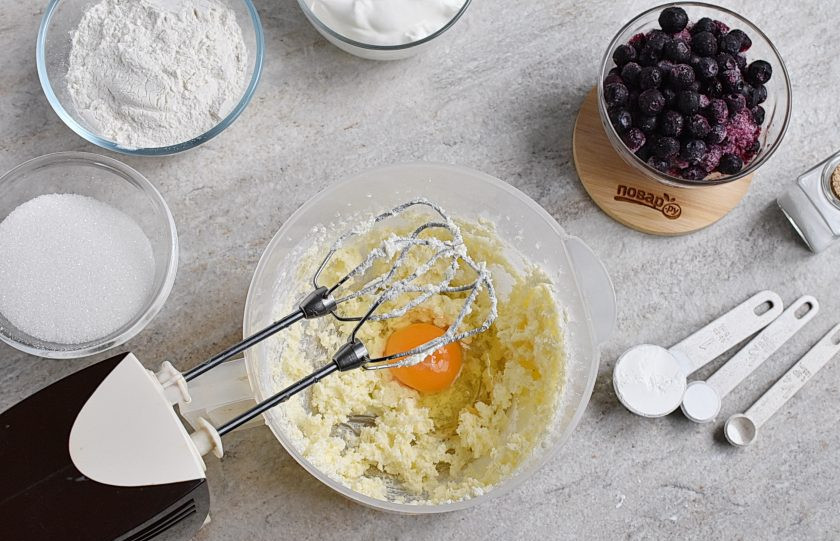 1. Этап. Черничный пирог со сметанной заливкой: Добавьте яйцо и взбейте еще раз до однородности.
