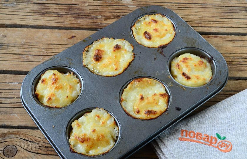 1. Этап. Гратен из картофеля в стиле маффинов: Запекайте гратен из картофеля в духовке при температуре 180 градусов 25-30 минут. Сверху маффины должны стать хорошо румяными. Кушайте с удовольствием!