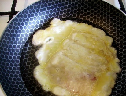 1. Этап. Бризоль из рыбы: Перекладываем филе на разогретую сковороду вместе с остатками яйца.