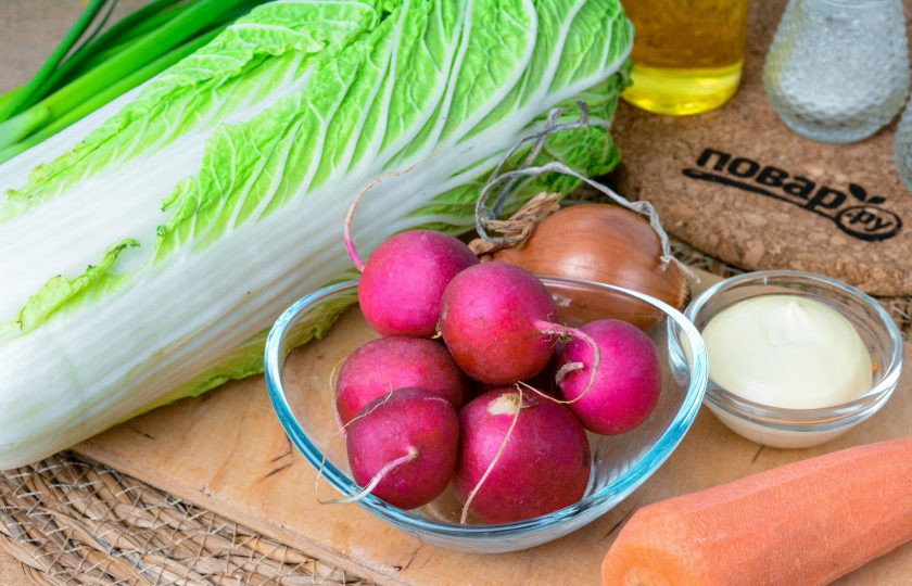 1. Этап. Салат с редиской и пекинской капустой: Подготовьте необходимые продукты для приготовления салата с редиской и пекинской капустой.