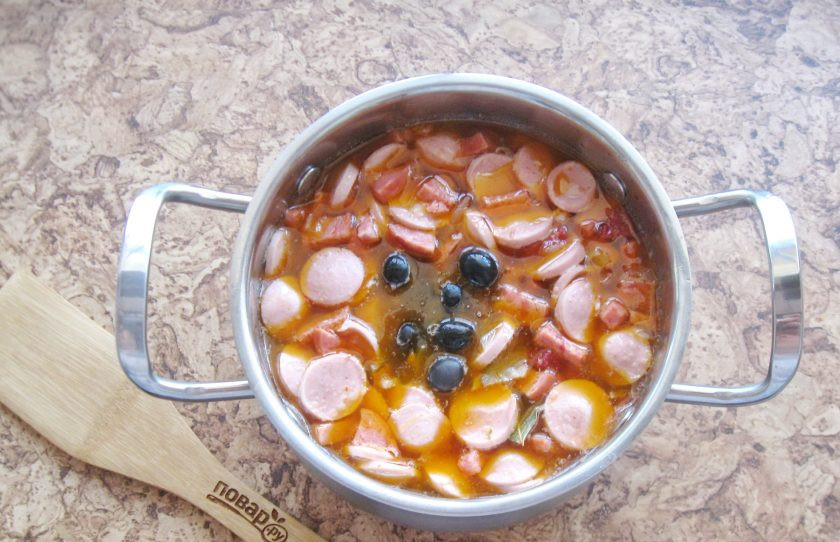 1. Этап. Солянка как в ресторане: Варите суп 10 минут. В конце добавьте маслины.