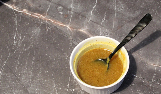 1. Этап. Свиные рёбра в медово-горчичном маринаде: Смешиваем мед и горчицу.