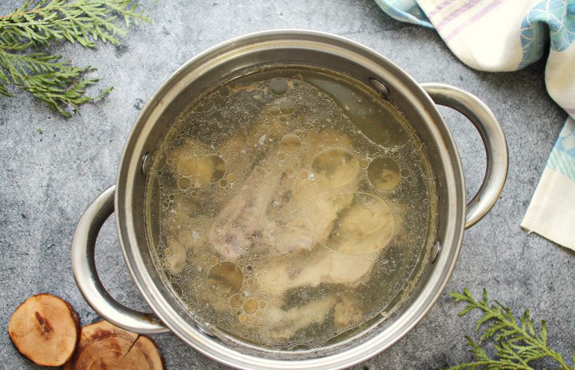 1. Этап. Щи из молодой капусты с курицей: Курицу выложите в кастрюлю и влейте холодную воду. Доведите все до кипения и варите на медленном огне, снимая пену, в течение 30 минут. Затем достаньте курицу из бульона и поставьте остывать.