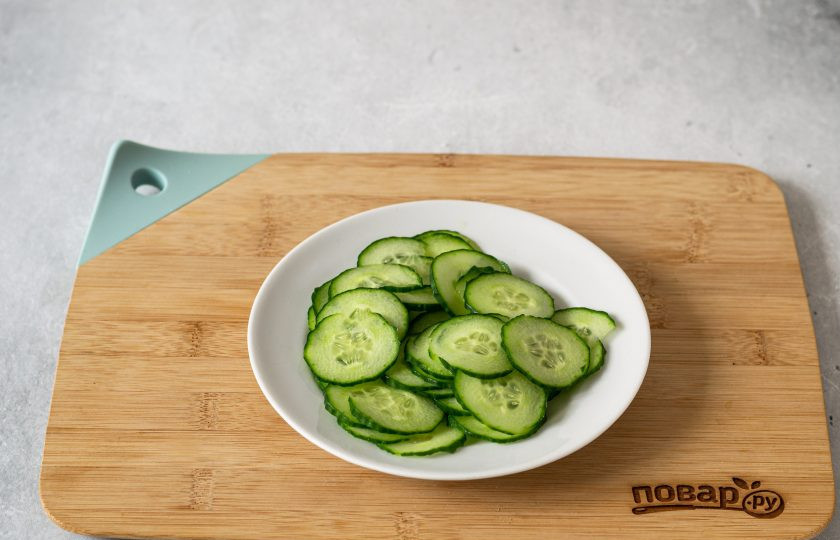 1. Этап. Салат с огурцом и капустой кольраби: Огурец нарежьте на тонкие кружочки.