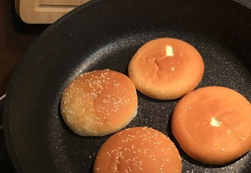 1. Этап. Чизбургер с карамелизированным луком: Булочки разрезать вдоль пополам и подрумянить на сухой сковороде с одной стороны.