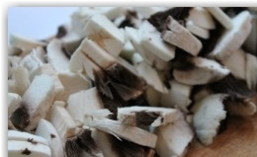 1. Этап. Шампиньоны жареные: Шампиньоны чистим, моем и нарезаем пластинками или кубиками, как вам больше нравится.